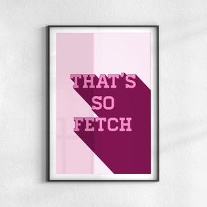 Könnte beinhalten: Ein rosa-burgunderfarbener druckbarer Wandkunstdruck mit dem Text "That's So Fetch" in rosa Buchstaben mit einem Schattenstil.