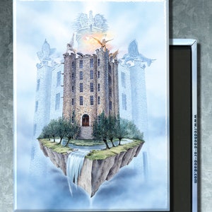 Puede incluir: Una pintura de acuarela de un castillo de piedra en una isla flotante en las nubes. El castillo tiene una torre con ventanas y una puerta. Hay árboles y una cascada en la isla. La pintura está en tonos de azul, gris y verde.