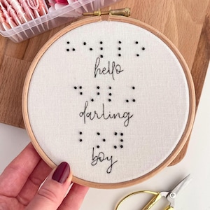 Oeuvre d'art personnalisée en braille, votre texte brodé en braille à la main, décoration d'intérieur accessible, citation pour chambre à coucher, design tactile