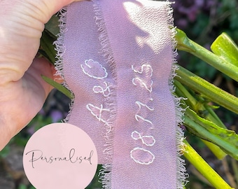 手刺繍のウェディングブーケリボン、ウェディングフラワー、ミニマルで気まぐれなウェディングデート、パーソナライズされたリボン、ヘアリボン
