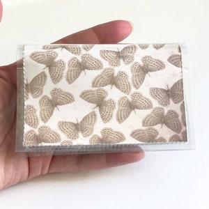 Mariposas sepia envejecidas - Cartera pequeña de vinilo lavable / Tarjetero