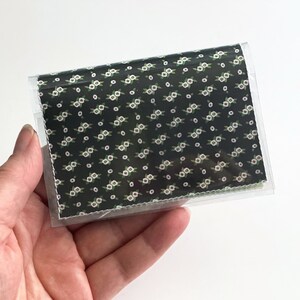 Floral negro - Cartera de vinilo hecha a mano, Portatarjetas de crédito vegano, Estuche para tarjetas de visita, Cartera de mujer minimalista