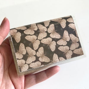Mariposas sepia envejecidas - Cartera pequeña de vinilo lavable / Tarjetero