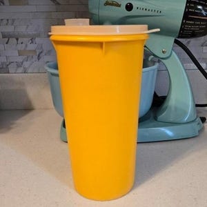Jarra vaso Tupperware amarillo con tapa alta, utensilios de cocina vintage, vajilla