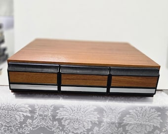 Mobiletto vintage per 36 cassette, con 3 cassetti e finitura effetto legno, stile retrò.