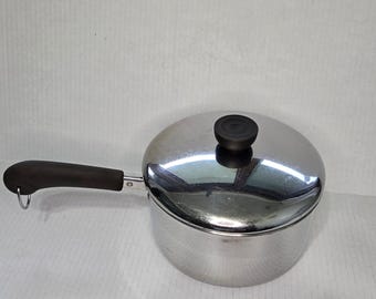 Cacerola Revere Ware de 2 cuartos de galón, acero inoxidable 18/10 con tapa, 01A Indonesia, color plata.