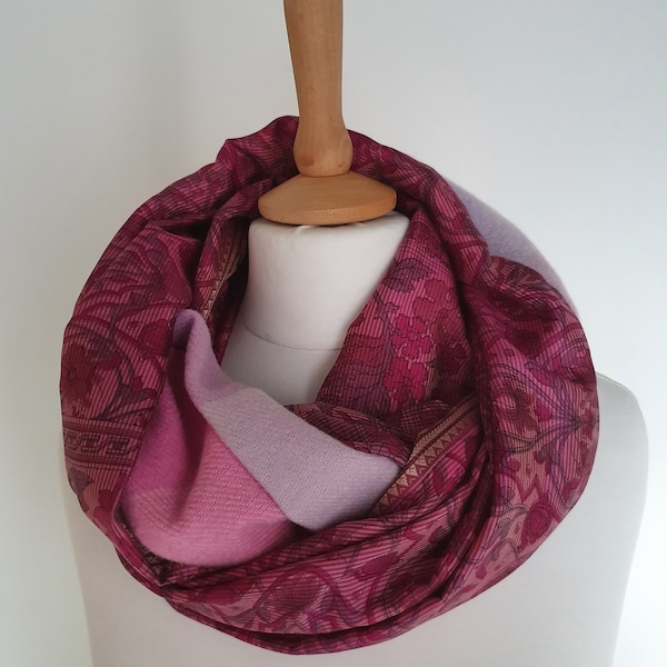 Sari Seide und Tweed doppelseitiger Schlauchschal - Snood. In den Farben rosa, lila, grau und burgunderrot mit dekorativer Borte.