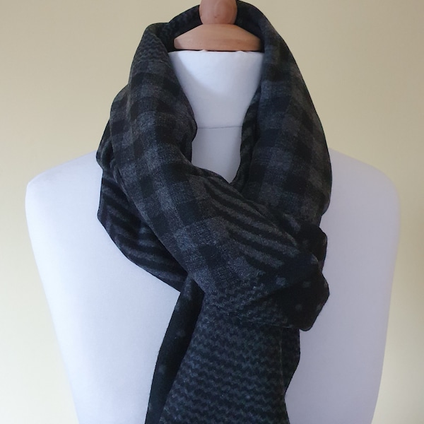 Men's scarf. Black and grey. Striped, patterned.