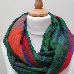 Sciarpa infinita in tweed di seta double face, sfumature di turchese, viola, arancione, verde e blu