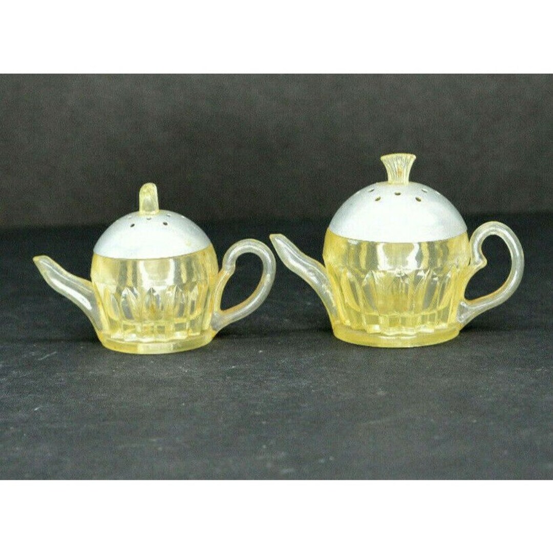 Vintage Set of Plastic Teapots With Metal Screw on Top Salt and Pepper