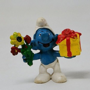 Smurfs 20040 Gift Smurf Vintage Figure PVC Toy Figurine Peyo