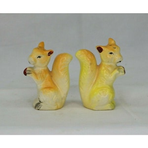 Vintage Set Of Ceramic Squirrels Pair Holding Nuts Salt And Pepper Shakers