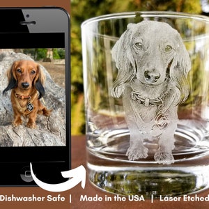 Peut inclure: Un verre personnalis&eacute; avec une image grav&eacute;e au laser d'un teckel. Le verre est lavable au lave-vaisselle et fabriqu&eacute; aux &Eacute;tats-Unis. Le texte "Dishwasher Safe | Made in the USA | Laser Etched" est visible en bas de l'image.