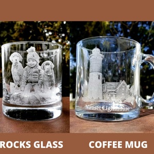 Puede incluir: Dos vasos para beber de vidrio transparente. El primero es un vaso de rocas con una imagen grabada de un ni&ntilde;o y dos perros. El segundo es una taza de caf&eacute; con una imagen grabada de un faro y un edificio con el texto "Nauset Lighthouse".