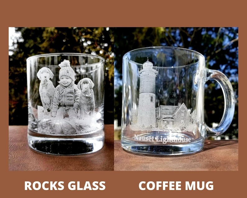 Puede incluir: Dos vasos para beber de vidrio transparente. El primero es un vaso de rocas con una imagen grabada de un ni&ntilde;o y dos perros. El segundo es una taza de caf&eacute; con una imagen grabada de un faro y un edificio con el texto "Nauset Lighthouse".