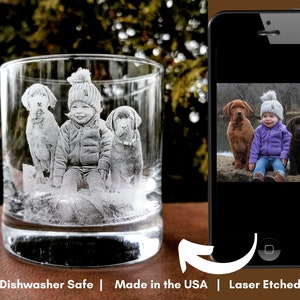 Peut inclure: Un verre personnalis&eacute; avec une image grav&eacute;e au laser d'un enfant et de deux chiens. L'image est en noir et blanc et montre l'enfant assis entre les deux chiens. Le verre est transparent et de forme ronde. Passe au lave-vaisselle et fabriqu&eacute; aux &Eacute;tats-Unis. Grav&eacute; au laser.
