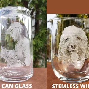 Puede incluir: Dos vasos de vidrio transparente con grabados personalizados. El primer vaso es un vaso con forma de lata con la cara de un hombre grabada en &eacute;l. El segundo vaso es un vaso de vino sin tallo con la cara de un perro grabada en &eacute;l.