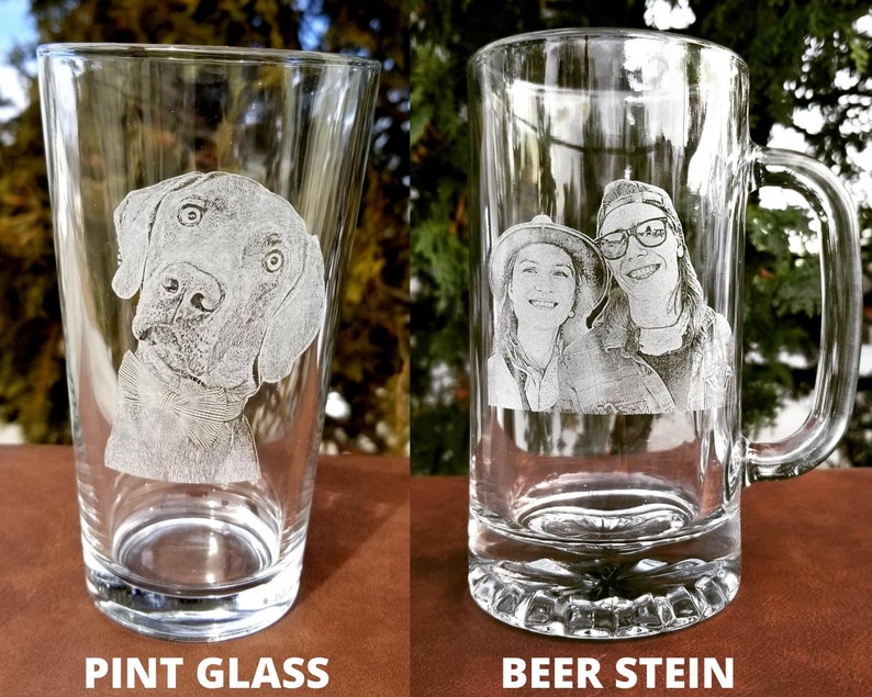 Puede incluir: Dos opciones de vasos de bebida de vidrio personalizados: un vaso de pinta con la cara de un perro grabada y un jarro de cerveza con una foto de pareja grabada.
