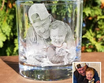 Vaso de whisky con foto grabada / Día del Padre, regalos para papá, vaso de whisky personalizado, cristalería personalizada, retrato personalizado, regalos únicos para papá
