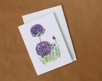 Tarjeta de felicitación y sobre con flores de Allium morado