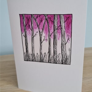 Puede incluir: Una pintura de acuarela de una escena de bosque con un fondo degradado rosa y morado. Los &aacute;rboles est&aacute;n delineados en tinta negra y tienen peque&ntilde;as ramas.