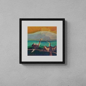 Peut inclure: Une peinture encadrée représentant deux oiseaux perchés sur une branche devant un coucher de soleil coloré. Les oiseaux sont bruns et ont de longs cous. L'arrière-plan est un dégradé d'orange, de jaune, de bleu et de vert.