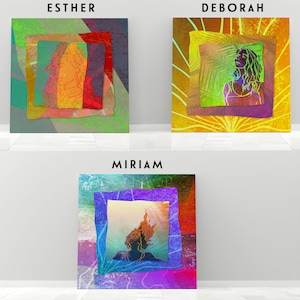 Può includere: Tre stampe d'arte astratta colorate con i nomi "Esther", "Deborah" e "Miriam" in cima a ciascuna stampa. Ogni stampa presenta la silhouette di una persona su uno sfondo colorato.