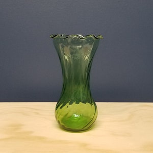 Vase tourbillonnant en verre vert vintage avec bord ébouriffé, ancrage Hocking image 1