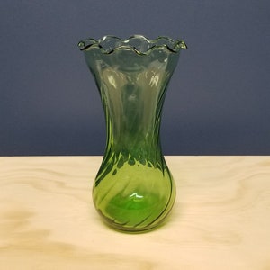 Vase tourbillonnant en verre vert vintage avec bord ébouriffé, ancrage Hocking image 2