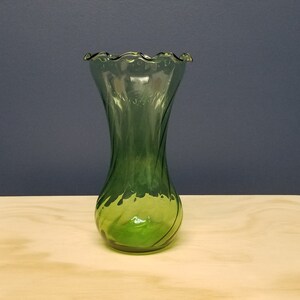 Vase tourbillonnant en verre vert vintage avec bord ébouriffé, ancrage Hocking image 3