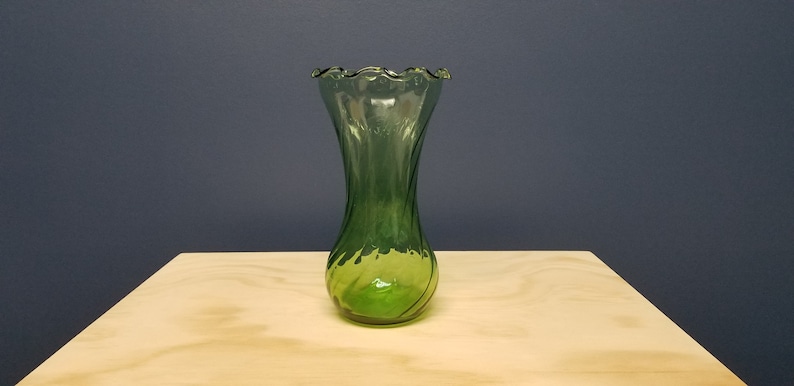 Vase tourbillonnant en verre vert vintage avec bord ébouriffé, ancrage Hocking image 3