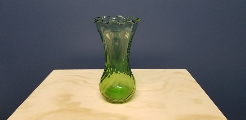 Vase tourbillonnant en verre vert vintage avec bord ébouriffé, ancrage Hocking image 2