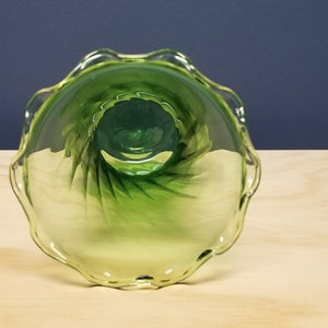 Vase tourbillonnant en verre vert vintage avec bord ébouriffé, ancrage Hocking image 4