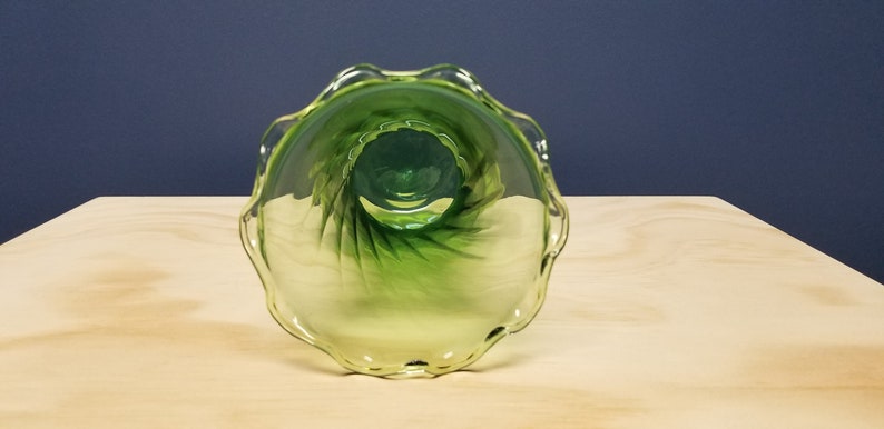 Vase tourbillonnant en verre vert vintage avec bord ébouriffé, ancrage Hocking image 4