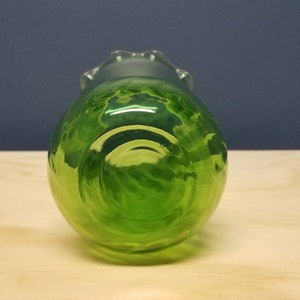 Vase tourbillonnant en verre vert vintage avec bord ébouriffé, ancrage Hocking image 5