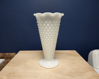 Jarrón grande de cristal de leche con diseño de clavos, jarrón de flores de mediados de siglo, base de pedestal, borde ondulado, Anchor Hocking