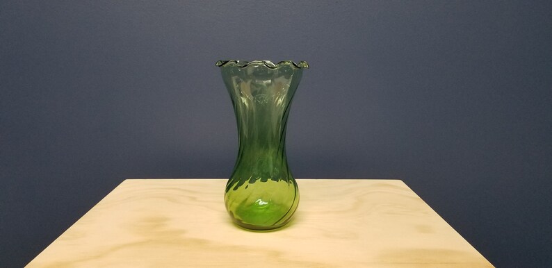 Vase tourbillonnant en verre vert vintage avec bord ébouriffé, ancrage Hocking image 1