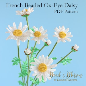 Op de afbeelding: Een PDF-patroon voor een kralen-stijloog-madeliefjesboeket. Het boeket bevat vijf witte madeliefjes met gele centra en groene stelen en bladeren. De tekst "Bead & Blossom by Lauren Harpster" staat onderaan de afbeelding.