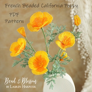 Könnte beinhalten: Ein Strauß aus fünf geperllten kalifornischen Mohnblumen in einer weißen Vase. Die Mohnblumen sind aus orangefarbenen und gelben Perlen gefertigt und haben grüne Perlenstiele und -blätter. Der Text "French Beaded California Poppy" und "PDF Pattern" befindet sich oben im Bild. Der Text "Bead & Blossom BY LAUREN HARPSTER" befindet sich unten im Bild.