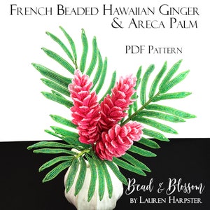 Könnte beinhalten: Eine geperlte hawaiianische Ingwerblume und eine Arekapalme in einer weißen Vase. Die Blüten sind rosa und die Blätter sind grün. Der Text "French Beaded Hawaiian Ginger & Areca Palm" und "PDF Pattern" befindet sich oben im Bild. Der Text "Bead & Blossom BY LAUREN HARPSTER" befindet sich unten im Bild.