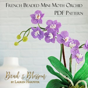 Peut inclure: Une fleur d'orchidée miniature en perles de couleur mauve et blanche, avec des feuilles en perles vertes. La fleur est dans un pot et l'image comprend le texte "French Beaded Mini Moth Orchid PDF Pattern" et "Bead & Blossom by Lauren Harpster".