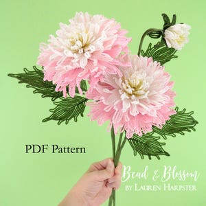 Peut inclure: Un bouquet de fleurs perlées roses et blanches, avec des feuilles et des tiges perlées vertes. Le texte "PDF Pattern" est visible, ainsi que les mots "Bead & Blossom" et le nom du créateur.
