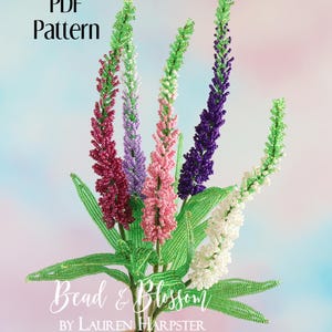 Puede incluir: Un patrón PDF titulado Bead & Blossom de Lauren Harpster que muestra un ramo de cinco tallos de flores de cuentas en tonos rojo oscuro, morado claro, rosa, morado oscuro y blanco, cada uno con intrincadas hojas de cuentas verdes.