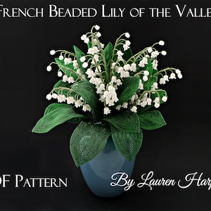 Pode incluir: Um padrão PDF para um buquê de lírios do vale de contas em um vaso azul. O buquê é feito com contas brancas e verdes. O padrão é de Lauren Harpster.