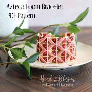 Könnte beinhalten: Azteca Loom Armband PDF-Muster von Bead & Blossom, ein Perlenarmband mit geometrischem Muster in Rot-, Rosa-, Gold- und Brauntönen.