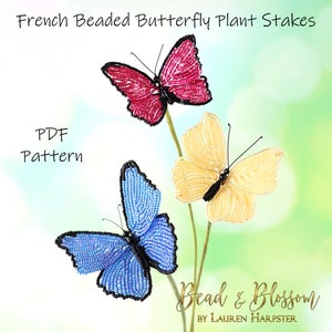 Puede incluir: Tres estacas de plantas con forma de mariposa de cuentas en azul, amarillo y rosa. Las mariposas están hechas con cuentas de semillas y tienen antenas de alambre negro. Las estacas están hechas de alambre y están unidas a las mariposas. La imagen incluye el texto "French Beaded Butterfly Plant Stakes" y "PDF Pattern".