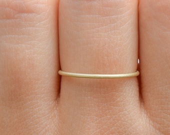 Anillo de aspecto satinado de oro macizo de 14k 1 mm, anillo de apilamiento de oro, anillo de boda redondo sólido de 14K, anillo de apilamiento delicado, anillo delicado, anillo de bodas delgado