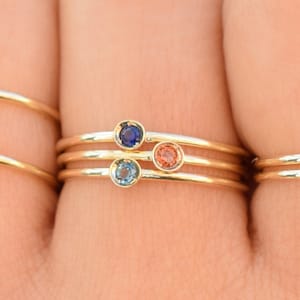 14k Solid Gold Saphir Birthstone Ring, dünne Stapelring, Verlobungsring, Versprechensring, Solitärring, kleiner Ring, zarter Ring