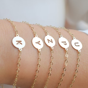 Pulsera con inicial para niño en oro macizo de 14 k / Pulsera con letra personalizada para bebé / Pulsera delicada para niño / Pulsera con nombre / Regalo para el día de la madre