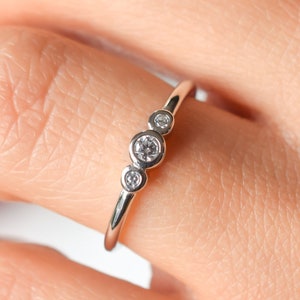 Anillo de plata de ley de 0,4 ct con tres piedras, anillo de compromiso, anillo de boda, anillo de novia, anillo delicado, anillo delicado